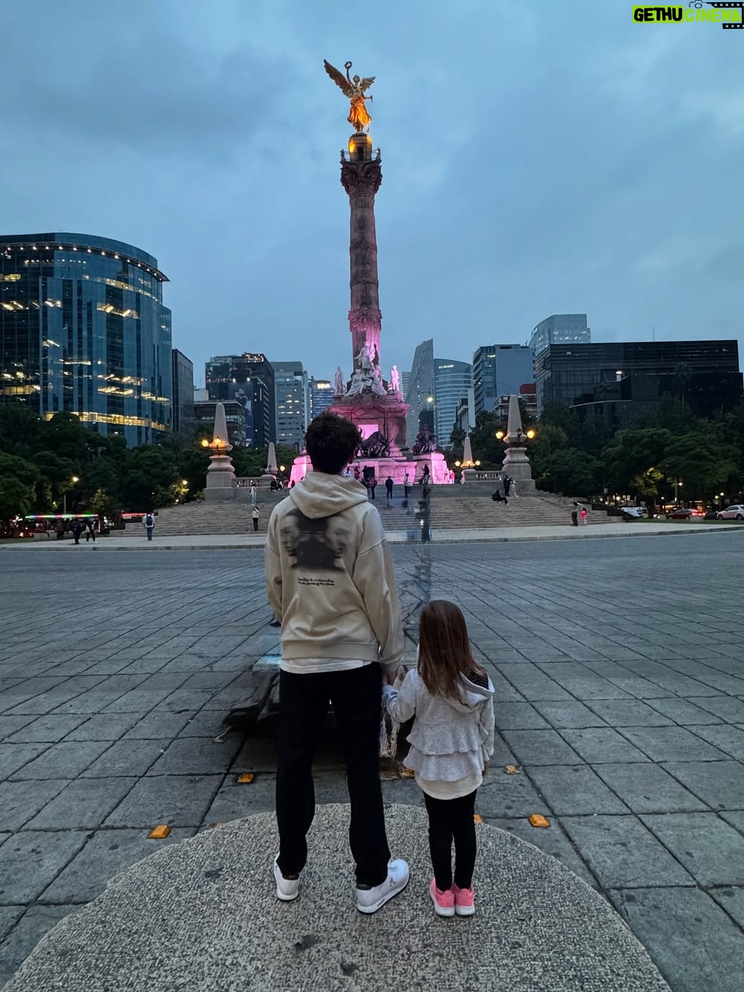 María Barreto - 5.3K Likes - Sé que he estado un poco perdida por aquí…
Mucho grabar
Mucho familia
Mucho aquí y ahora… 
como debe ser 💫✨🫶

La última foto la tomó Belén, por iniciativa propia 🥰
@martin_ruiz1001 
@carlosserranocamacho
@isabelburr 

#méxico #señorasmal #conlafamily #lafelicidad
