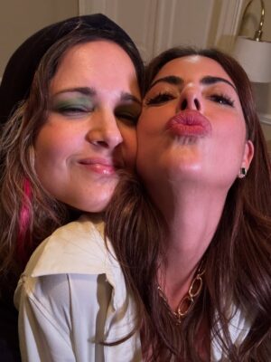 María Barreto Instagram - Sé que he estado un poco perdida por aquí…
Mucho grabar
Mucho familia
Mucho aquí y ahora…
como debe ser 💫✨🫶
La última foto la tomó Belén, por iniciativa propia 🥰
@martin_ruiz1001
@carlosserranocamacho
@isabelburr
#méxico #señorasmal #conlafamily #lafelicidad