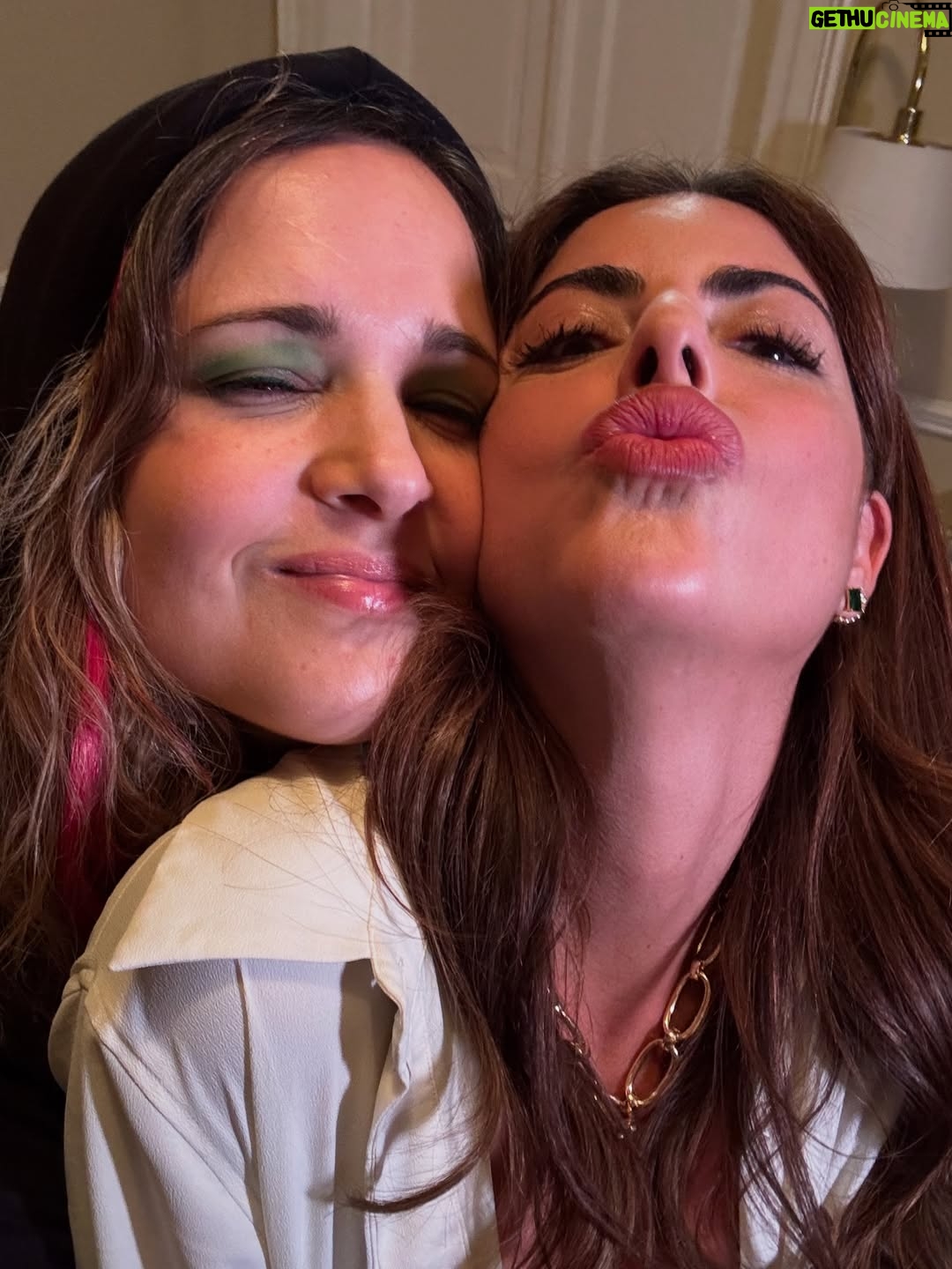 María Barreto - 5.3K Likes - Sé que he estado un poco perdida por aquí…
Mucho grabar
Mucho familia
Mucho aquí y ahora… 
como debe ser 💫✨🫶

La última foto la tomó Belén, por iniciativa propia 🥰
@martin_ruiz1001 
@carlosserranocamacho
@isabelburr 

#méxico #señorasmal #conlafamily #lafelicidad
