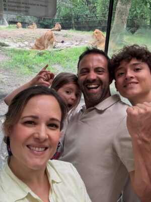 María Barreto Instagram - Sé que he estado un poco perdida por aquí…
Mucho grabar
Mucho familia
Mucho aquí y ahora…
como debe ser 💫✨🫶
La última foto la tomó Belén, por iniciativa propia 🥰
@martin_ruiz1001
@carlosserranocamacho
@isabelburr
#méxico #señorasmal #conlafamily #lafelicidad