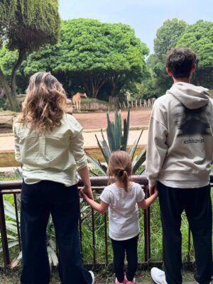 María Barreto Instagram - Sé que he estado un poco perdida por aquí…
Mucho grabar
Mucho familia
Mucho aquí y ahora…
como debe ser 💫✨🫶
La última foto la tomó Belén, por iniciativa propia 🥰
@martin_ruiz1001
@carlosserranocamacho
@isabelburr
#méxico #señorasmal #conlafamily #lafelicidad