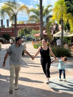 María Barreto Instagram - Sé que he estado un poco perdida por aquí…
Mucho grabar
Mucho familia
Mucho aquí y ahora…
como debe ser 💫✨🫶
La última foto la tomó Belén, por iniciativa propia 🥰
@martin_ruiz1001
@carlosserranocamacho
@isabelburr
#méxico #señorasmal #conlafamily #lafelicidad