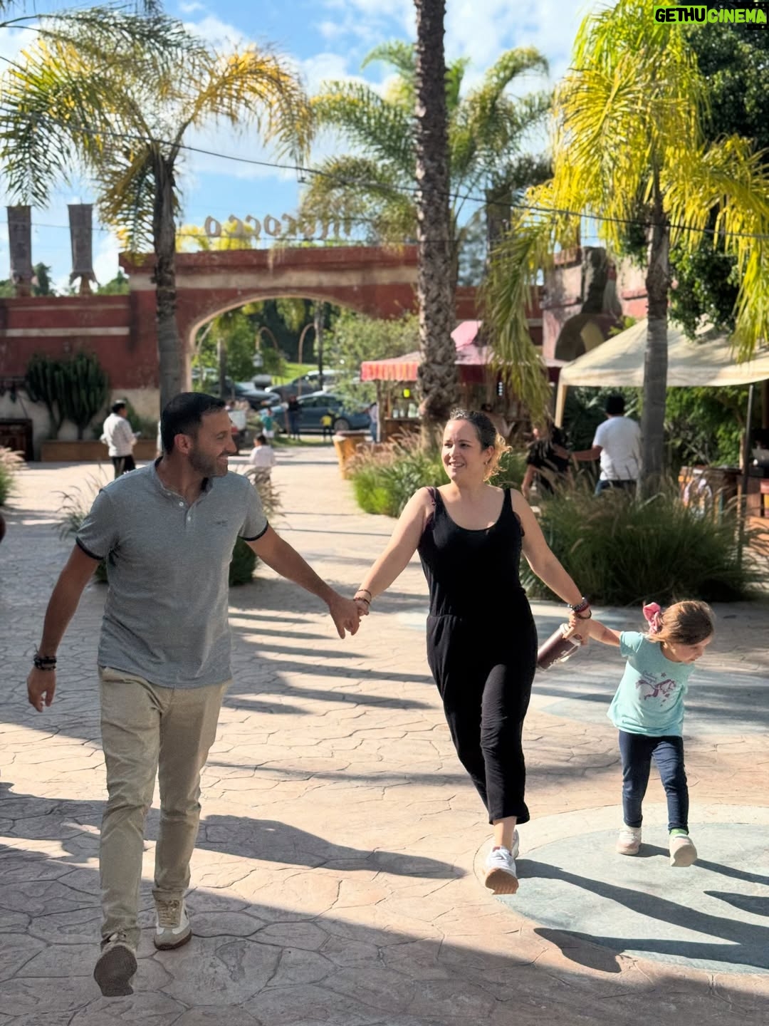 María Barreto - 5.3K Likes - Sé que he estado un poco perdida por aquí…
Mucho grabar
Mucho familia
Mucho aquí y ahora… 
como debe ser 💫✨🫶

La última foto la tomó Belén, por iniciativa propia 🥰
@martin_ruiz1001 
@carlosserranocamacho
@isabelburr 

#méxico #señorasmal #conlafamily #lafelicidad