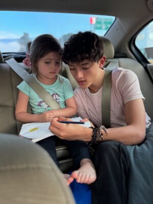 María Barreto Instagram - Sé que he estado un poco perdida por aquí…
Mucho grabar
Mucho familia
Mucho aquí y ahora…
como debe ser 💫✨🫶
La última foto la tomó Belén, por iniciativa propia 🥰
@martin_ruiz1001
@carlosserranocamacho
@isabelburr
#méxico #señorasmal #conlafamily #lafelicidad