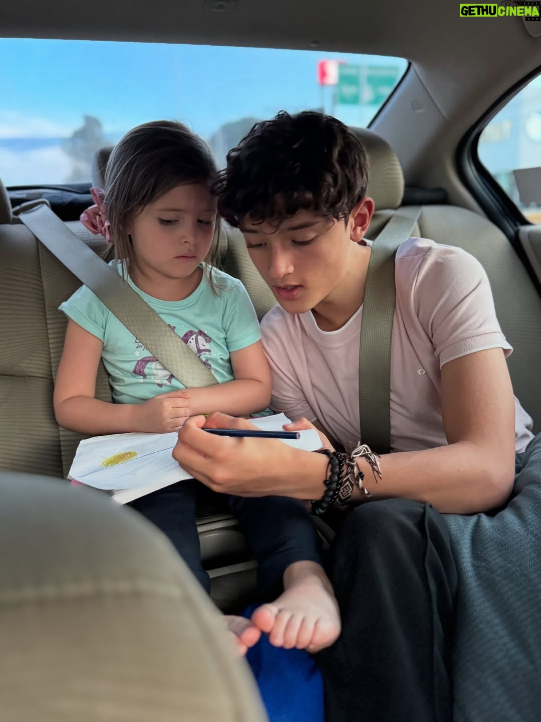 María Barreto - 5.3K Likes - Sé que he estado un poco perdida por aquí…
Mucho grabar
Mucho familia
Mucho aquí y ahora… 
como debe ser 💫✨🫶

La última foto la tomó Belén, por iniciativa propia 🥰
@martin_ruiz1001 
@carlosserranocamacho
@isabelburr 

#méxico #señorasmal #conlafamily #lafelicidad