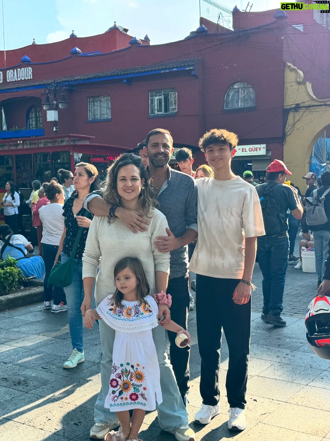 María Barreto - 5.3K Likes - Sé que he estado un poco perdida por aquí…
Mucho grabar
Mucho familia
Mucho aquí y ahora… 
como debe ser 💫✨🫶

La última foto la tomó Belén, por iniciativa propia 🥰
@martin_ruiz1001 
@carlosserranocamacho
@isabelburr 

#méxico #señorasmal #conlafamily #lafelicidad