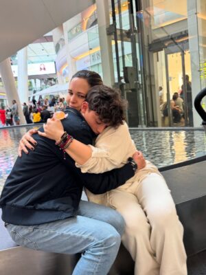 María Barreto Instagram - Sé que he estado un poco perdida por aquí…
Mucho grabar
Mucho familia
Mucho aquí y ahora…
como debe ser 💫✨🫶
La última foto la tomó Belén, por iniciativa propia 🥰
@martin_ruiz1001
@carlosserranocamacho
@isabelburr
#méxico #señorasmal #conlafamily #lafelicidad