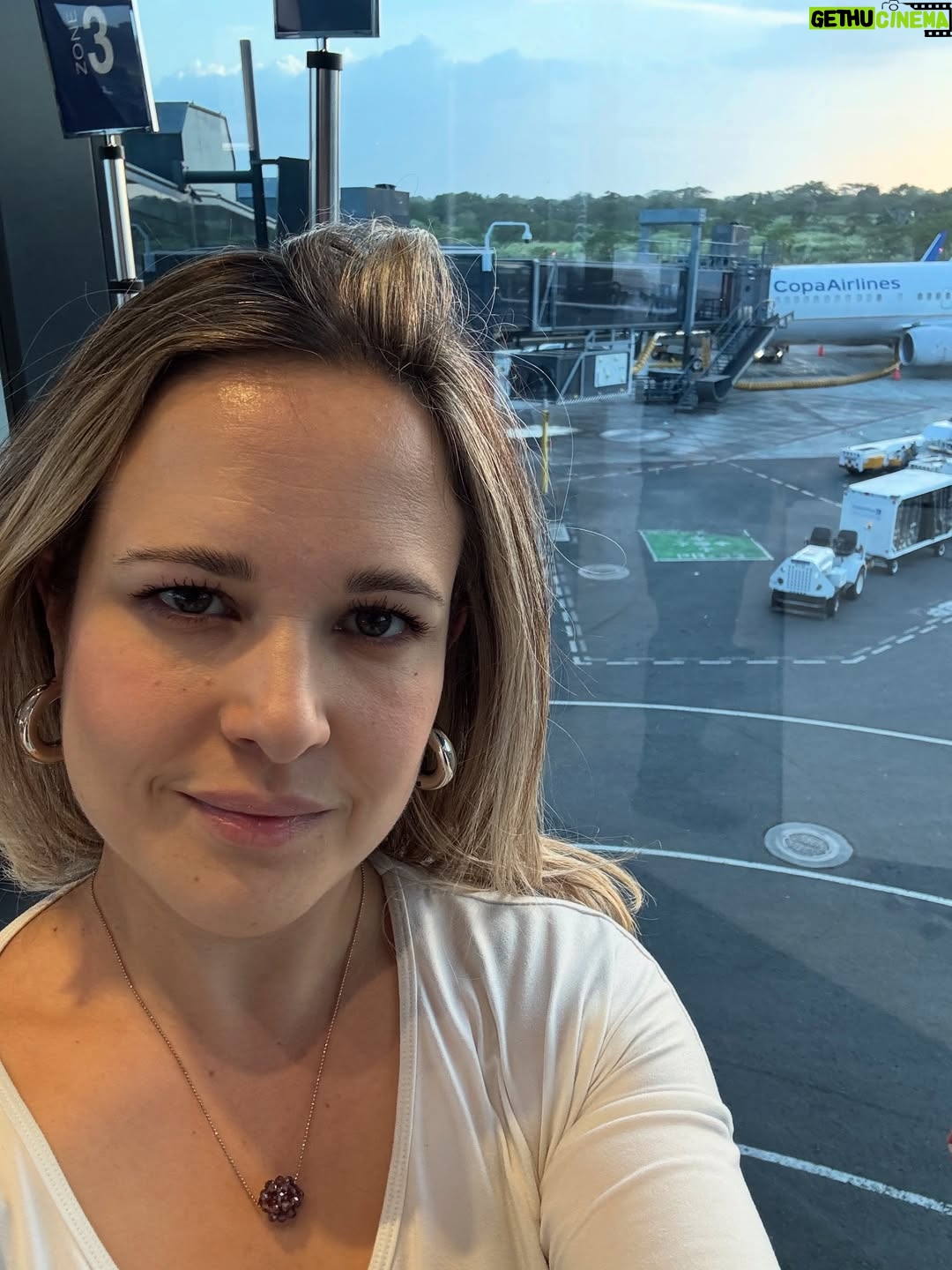 María Barreto - 6.2K Likes - No nos digamos mentiras, no es lo mismo estar consentidos y cuidados en un vuelo que ir un poco a la deriva y con sed 🙃
Recuerda que con Copa, independientemente de la tarifa que elijas, SIEMPRE tendrás refrigerio y bebida incluidos 😎
Este es uno de los tantos beneficios de volar con Copa Airlines, una aerolínea con servicio de clase mundial ❤️ 
Grande Copa @copaairlines 

#copateam #copatravelers #destinocopa #ad