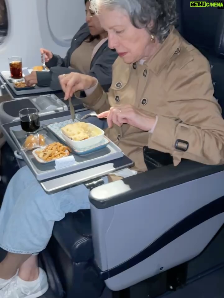 María Barreto - 6.2K Likes - No nos digamos mentiras, no es lo mismo estar consentidos y cuidados en un vuelo que ir un poco a la deriva y con sed 🙃
Recuerda que con Copa, independientemente de la tarifa que elijas, SIEMPRE tendrás refrigerio y bebida incluidos 😎
Este es uno de los tantos beneficios de volar con Copa Airlines, una aerolínea con servicio de clase mundial ❤️ 
Grande Copa @copaairlines 

#copateam #copatravelers #destinocopa #ad