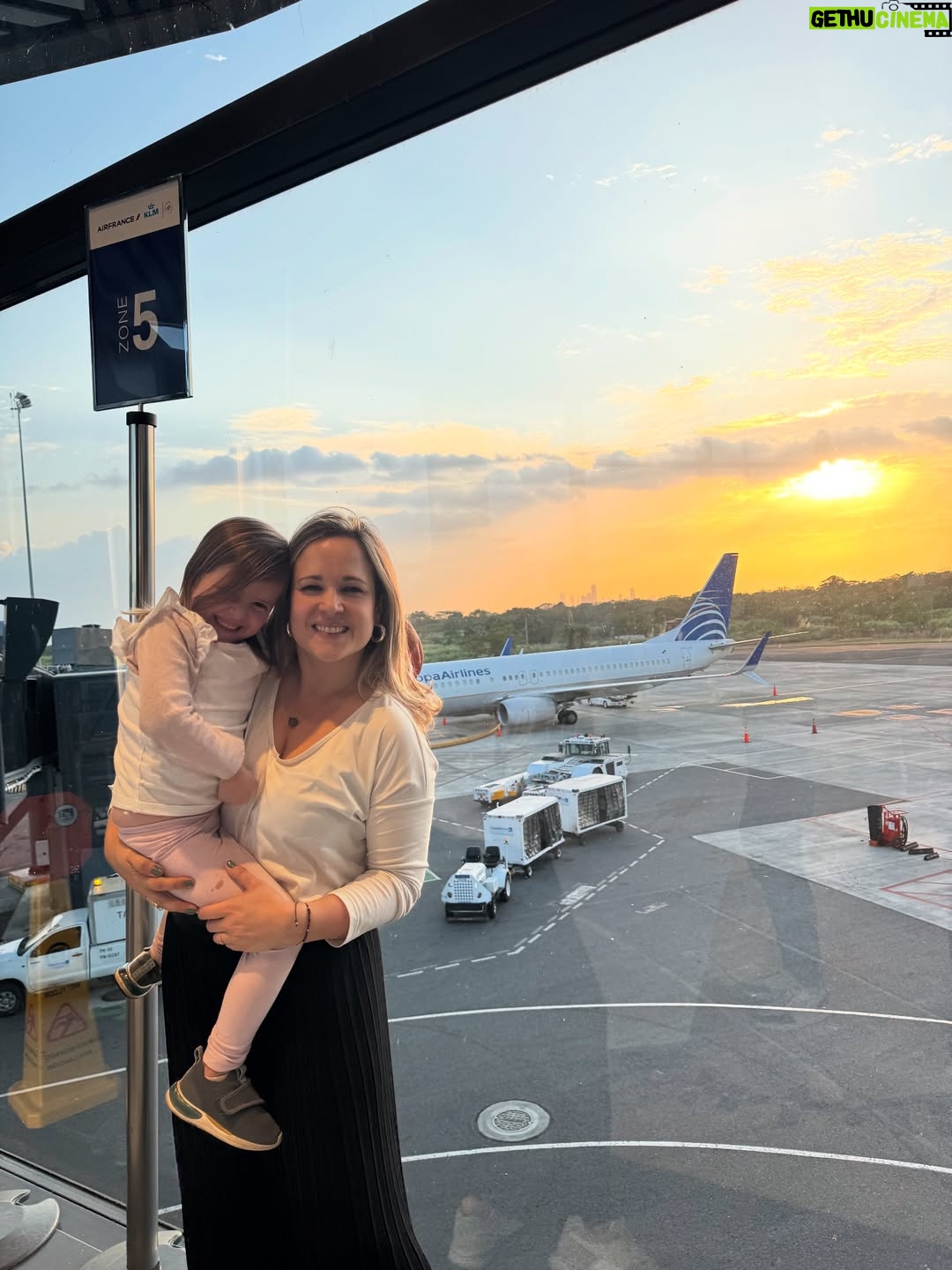 María Barreto - 6.2K Likes - No nos digamos mentiras, no es lo mismo estar consentidos y cuidados en un vuelo que ir un poco a la deriva y con sed 🙃
Recuerda que con Copa, independientemente de la tarifa que elijas, SIEMPRE tendrás refrigerio y bebida incluidos 😎
Este es uno de los tantos beneficios de volar con Copa Airlines, una aerolínea con servicio de clase mundial ❤️ 
Grande Copa @copaairlines 

#copateam #copatravelers #destinocopa #ad