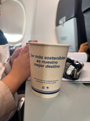 María Barreto Instagram - No nos digamos mentiras, no es lo mismo estar consentidos y cuidados en un vuelo que ir un poco a la deriva y con sed 🙃
Recuerda que con Copa, independientemente de la tarifa que elijas, SIEMPRE tendrás refrigerio y bebida incluidos 😎
Este es uno de los tantos beneficios de volar con Copa Airlines, una aerolínea con servicio de clase mundial ❤️
Grande Copa @copaairlines
#copateam #copatravelers #destinocopa #ad