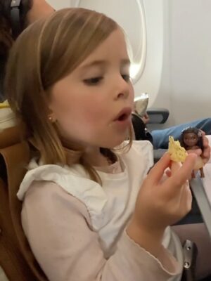 María Barreto Instagram - No nos digamos mentiras, no es lo mismo estar consentidos y cuidados en un vuelo que ir un poco a la deriva y con sed 🙃
Recuerda que con Copa, independientemente de la tarifa que elijas, SIEMPRE tendrás refrigerio y bebida incluidos 😎
Este es uno de los tantos beneficios de volar con Copa Airlines, una aerolínea con servicio de clase mundial ❤️
Grande Copa @copaairlines
#copateam #copatravelers #destinocopa #ad