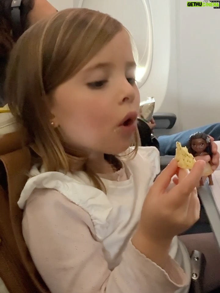 María Barreto - 6.2K Likes - No nos digamos mentiras, no es lo mismo estar consentidos y cuidados en un vuelo que ir un poco a la deriva y con sed 🙃
Recuerda que con Copa, independientemente de la tarifa que elijas, SIEMPRE tendrás refrigerio y bebida incluidos 😎
Este es uno de los tantos beneficios de volar con Copa Airlines, una aerolínea con servicio de clase mundial ❤️ 
Grande Copa @copaairlines 

#copateam #copatravelers #destinocopa #ad