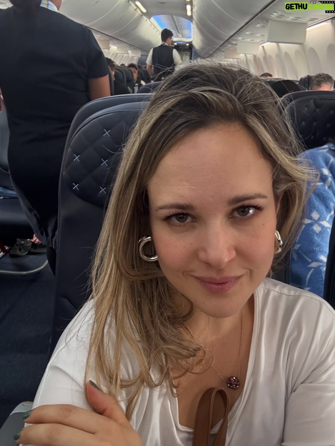María Barreto - 6.2K Likes - No nos digamos mentiras, no es lo mismo estar consentidos y cuidados en un vuelo que ir un poco a la deriva y con sed 🙃
Recuerda que con Copa, independientemente de la tarifa que elijas, SIEMPRE tendrás refrigerio y bebida incluidos 😎
Este es uno de los tantos beneficios de volar con Copa Airlines, una aerolínea con servicio de clase mundial ❤️ 
Grande Copa @copaairlines 

#copateam #copatravelers #destinocopa #ad