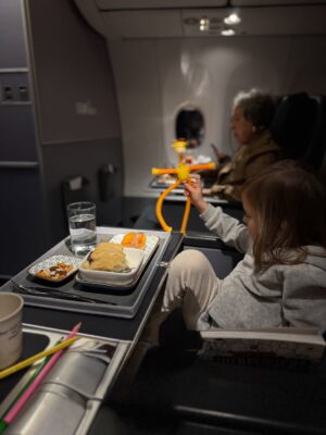 María Barreto Instagram - No nos digamos mentiras, no es lo mismo estar consentidos y cuidados en un vuelo que ir un poco a la deriva y con sed 🙃
Recuerda que con Copa, independientemente de la tarifa que elijas, SIEMPRE tendrás refrigerio y bebida incluidos 😎
Este es uno de los tantos beneficios de volar con Copa Airlines, una aerolínea con servicio de clase mundial ❤️
Grande Copa @copaairlines
#copateam #copatravelers #destinocopa #ad