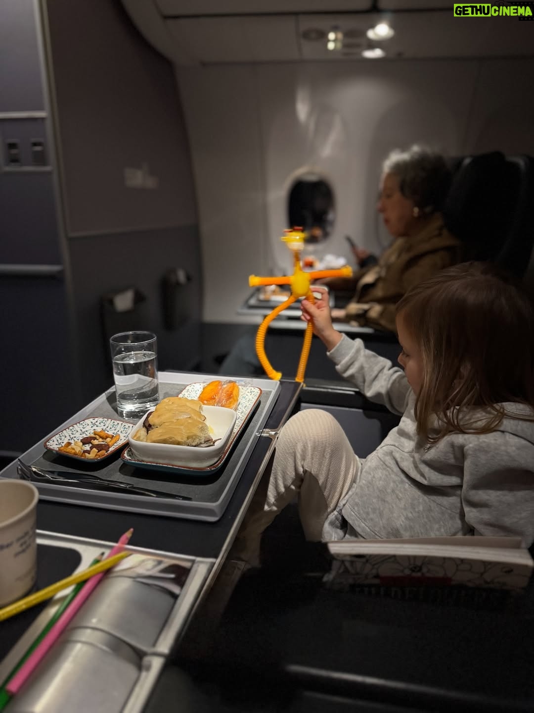 María Barreto - 6.2K Likes - No nos digamos mentiras, no es lo mismo estar consentidos y cuidados en un vuelo que ir un poco a la deriva y con sed 🙃
Recuerda que con Copa, independientemente de la tarifa que elijas, SIEMPRE tendrás refrigerio y bebida incluidos 😎
Este es uno de los tantos beneficios de volar con Copa Airlines, una aerolínea con servicio de clase mundial ❤️ 
Grande Copa @copaairlines 

#copateam #copatravelers #destinocopa #ad