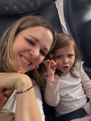 María Barreto Instagram - No nos digamos mentiras, no es lo mismo estar consentidos y cuidados en un vuelo que ir un poco a la deriva y con sed 🙃
Recuerda que con Copa, independientemente de la tarifa que elijas, SIEMPRE tendrás refrigerio y bebida incluidos 😎
Este es uno de los tantos beneficios de volar con Copa Airlines, una aerolínea con servicio de clase mundial ❤️
Grande Copa @copaairlines
#copateam #copatravelers #destinocopa #ad