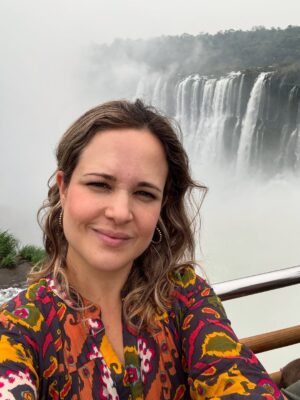 María Barreto Instagram - Dejemos de decretar que somos mujeres guerreras. Aprendamos a vivir en la energía de la mujer amante, la mujer que ama y va con fuerza y empoderada por todo lo que desea. El universo es muy sabio y si decretamos ser guerreras entonces más y más luchas, más y más guerras llegarán.
Luchar por tener una pareja, luchar por conseguir un mejor empleo, luchar por mantenernos en equilibrio, luchar por salir de una enfermedad. Sigamos decretando más y más luchas y tendremos más y más experiencias que nos dejaran con las alas, con el alma y el corazón heridos. Seamos mujeres de luz que vibran en amor.
El amor todo lo logra en paz, en armonia, en alegría, en la bella danza de la vida.
La mujer Guerrera carga con una pesada armadura en su cuerpo toda su vida, ¿como está tu espalda? ¿hay dolor? dolor en la espalda, dolor de cabeza, dolor y más dolor, la mujer amante, la mujer de luz recorre su vida con los brazos abiertos dispuesta a vivir experiencias de aprendizaje por medio del amor y la melena danzando con el viento por que se sabe viviendo en la frecuencia del amor.
Seamos mujeres fuertes, mujeres empoderadas, mujer de luz, mujeres de amor, pero no más mujeres guerreras. Por tí, por todas las mujeres, por el planeta que necesita transmutar de la guerra a La Paz. ❤️
Texto: Zuhari Mk, creadora del retiro “Mujer guerrera, Mujer amante”.