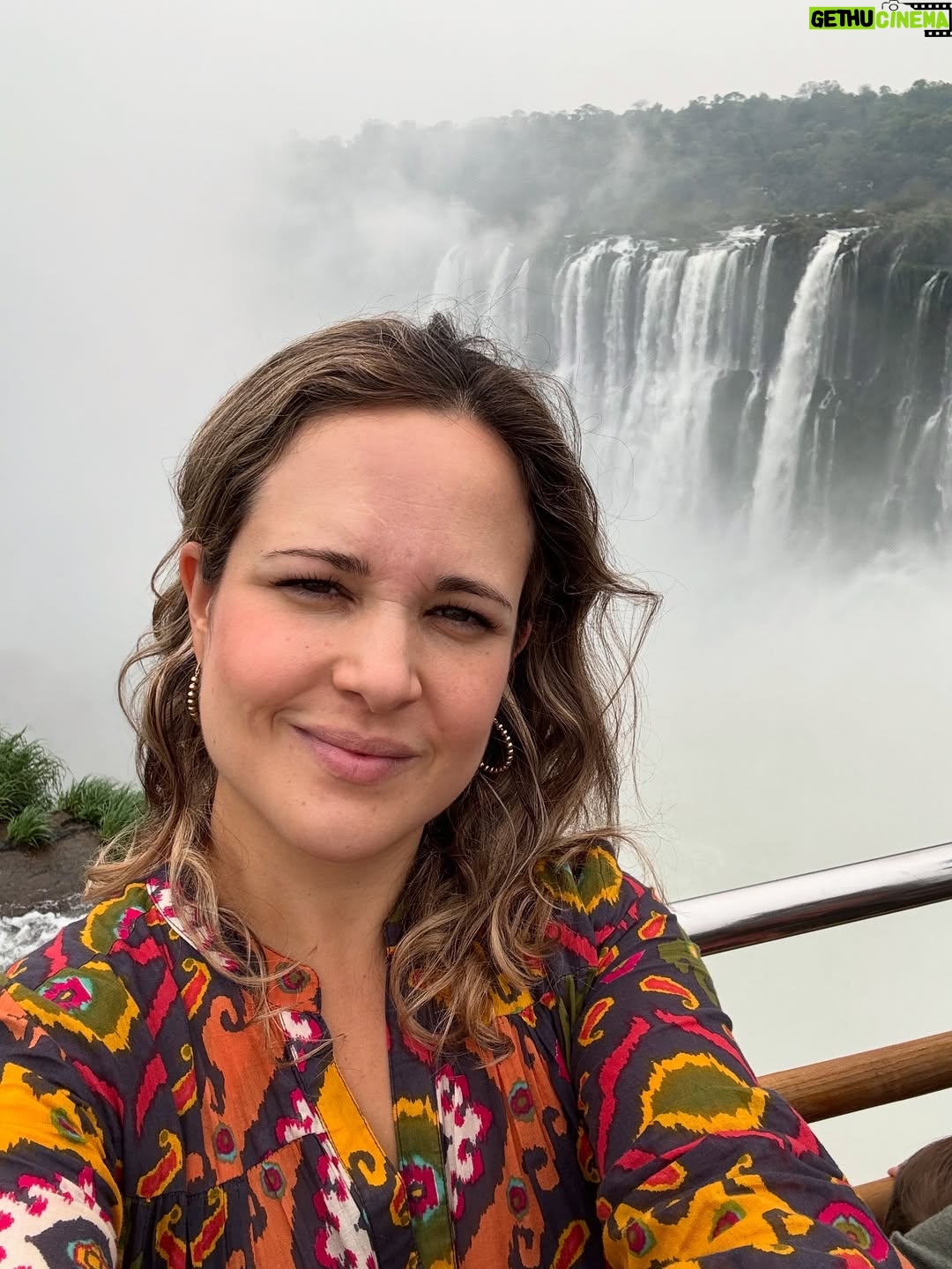 María Barreto - 7.9K Likes - Dejemos de decretar que somos mujeres guerreras. Aprendamos a vivir en la energía de la mujer amante, la mujer que ama y va con fuerza y empoderada por todo lo que desea. El universo es muy sabio y si decretamos ser guerreras entonces más y más luchas, más y más guerras llegarán.

Luchar por tener una pareja, luchar por conseguir un mejor empleo, luchar por mantenernos en equilibrio, luchar por salir de una enfermedad. Sigamos decretando más y más luchas y tendremos más y más experiencias que nos dejaran con las alas, con el alma y el corazón heridos. Seamos mujeres de luz que vibran en amor. 

El amor todo lo logra en paz, en armonia, en alegría, en la bella danza de la vida.

La mujer Guerrera carga con una pesada armadura en su cuerpo toda su vida, ¿como está tu espalda? ¿hay dolor? dolor en la espalda, dolor de cabeza, dolor y más dolor, la mujer amante, la mujer de luz recorre su vida con los brazos abiertos dispuesta a vivir experiencias de aprendizaje por medio del amor y la melena danzando con el viento por que se sabe viviendo en la frecuencia del amor.

Seamos mujeres fuertes, mujeres empoderadas, mujer de luz, mujeres de amor, pero no más mujeres guerreras. Por tí, por todas las mujeres, por el planeta que necesita transmutar de la guerra a La Paz. ❤️

Texto: Zuhari Mk, creadora del retiro “Mujer guerrera, Mujer amante”.