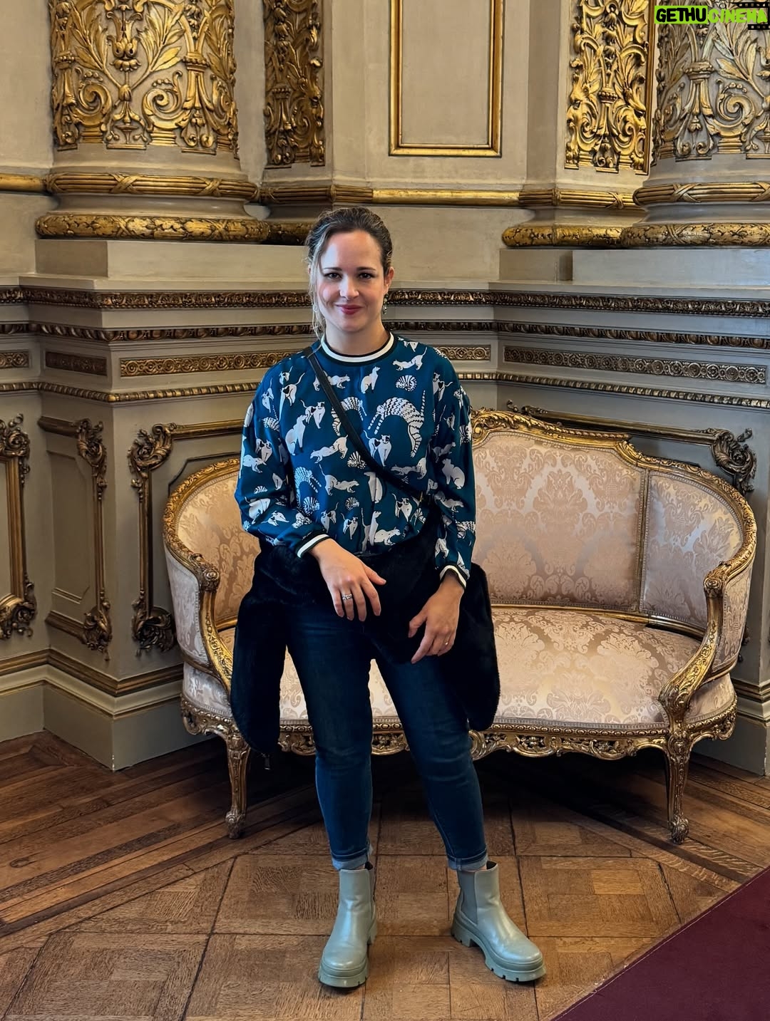 María Barreto - 7.9K Likes - Dejemos de decretar que somos mujeres guerreras. Aprendamos a vivir en la energía de la mujer amante, la mujer que ama y va con fuerza y empoderada por todo lo que desea. El universo es muy sabio y si decretamos ser guerreras entonces más y más luchas, más y más guerras llegarán.

Luchar por tener una pareja, luchar por conseguir un mejor empleo, luchar por mantenernos en equilibrio, luchar por salir de una enfermedad. Sigamos decretando más y más luchas y tendremos más y más experiencias que nos dejaran con las alas, con el alma y el corazón heridos. Seamos mujeres de luz que vibran en amor. 

El amor todo lo logra en paz, en armonia, en alegría, en la bella danza de la vida.

La mujer Guerrera carga con una pesada armadura en su cuerpo toda su vida, ¿como está tu espalda? ¿hay dolor? dolor en la espalda, dolor de cabeza, dolor y más dolor, la mujer amante, la mujer de luz recorre su vida con los brazos abiertos dispuesta a vivir experiencias de aprendizaje por medio del amor y la melena danzando con el viento por que se sabe viviendo en la frecuencia del amor.

Seamos mujeres fuertes, mujeres empoderadas, mujer de luz, mujeres de amor, pero no más mujeres guerreras. Por tí, por todas las mujeres, por el planeta que necesita transmutar de la guerra a La Paz. ❤️

Texto: Zuhari Mk, creadora del retiro “Mujer guerrera, Mujer amante”.