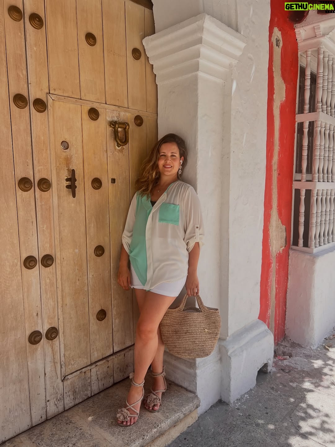 María Barreto - 7.9K Likes - Dejemos de decretar que somos mujeres guerreras. Aprendamos a vivir en la energía de la mujer amante, la mujer que ama y va con fuerza y empoderada por todo lo que desea. El universo es muy sabio y si decretamos ser guerreras entonces más y más luchas, más y más guerras llegarán.

Luchar por tener una pareja, luchar por conseguir un mejor empleo, luchar por mantenernos en equilibrio, luchar por salir de una enfermedad. Sigamos decretando más y más luchas y tendremos más y más experiencias que nos dejaran con las alas, con el alma y el corazón heridos. Seamos mujeres de luz que vibran en amor. 

El amor todo lo logra en paz, en armonia, en alegría, en la bella danza de la vida.

La mujer Guerrera carga con una pesada armadura en su cuerpo toda su vida, ¿como está tu espalda? ¿hay dolor? dolor en la espalda, dolor de cabeza, dolor y más dolor, la mujer amante, la mujer de luz recorre su vida con los brazos abiertos dispuesta a vivir experiencias de aprendizaje por medio del amor y la melena danzando con el viento por que se sabe viviendo en la frecuencia del amor.

Seamos mujeres fuertes, mujeres empoderadas, mujer de luz, mujeres de amor, pero no más mujeres guerreras. Por tí, por todas las mujeres, por el planeta que necesita transmutar de la guerra a La Paz. ❤️

Texto: Zuhari Mk, creadora del retiro “Mujer guerrera, Mujer amante”.