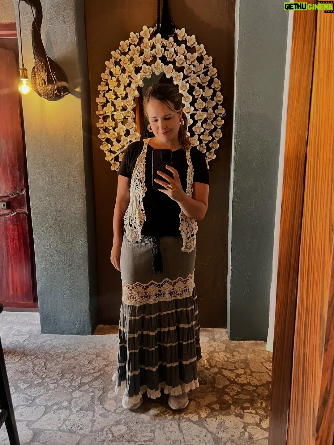 María Barreto - 7.9K Likes - Dejemos de decretar que somos mujeres guerreras. Aprendamos a vivir en la energía de la mujer amante, la mujer que ama y va con fuerza y empoderada por todo lo que desea. El universo es muy sabio y si decretamos ser guerreras entonces más y más luchas, más y más guerras llegarán.

Luchar por tener una pareja, luchar por conseguir un mejor empleo, luchar por mantenernos en equilibrio, luchar por salir de una enfermedad. Sigamos decretando más y más luchas y tendremos más y más experiencias que nos dejaran con las alas, con el alma y el corazón heridos. Seamos mujeres de luz que vibran en amor. 

El amor todo lo logra en paz, en armonia, en alegría, en la bella danza de la vida.

La mujer Guerrera carga con una pesada armadura en su cuerpo toda su vida, ¿como está tu espalda? ¿hay dolor? dolor en la espalda, dolor de cabeza, dolor y más dolor, la mujer amante, la mujer de luz recorre su vida con los brazos abiertos dispuesta a vivir experiencias de aprendizaje por medio del amor y la melena danzando con el viento por que se sabe viviendo en la frecuencia del amor.

Seamos mujeres fuertes, mujeres empoderadas, mujer de luz, mujeres de amor, pero no más mujeres guerreras. Por tí, por todas las mujeres, por el planeta que necesita transmutar de la guerra a La Paz. ❤️

Texto: Zuhari Mk, creadora del retiro “Mujer guerrera, Mujer amante”.