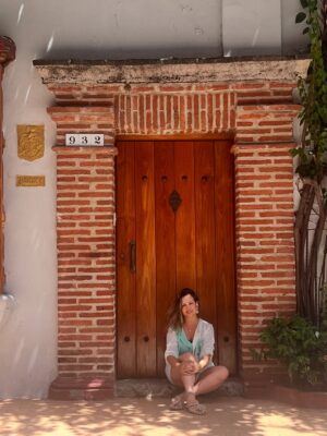 María Barreto Instagram - Dejemos de decretar que somos mujeres guerreras. Aprendamos a vivir en la energía de la mujer amante, la mujer que ama y va con fuerza y empoderada por todo lo que desea. El universo es muy sabio y si decretamos ser guerreras entonces más y más luchas, más y más guerras llegarán.
Luchar por tener una pareja, luchar por conseguir un mejor empleo, luchar por mantenernos en equilibrio, luchar por salir de una enfermedad. Sigamos decretando más y más luchas y tendremos más y más experiencias que nos dejaran con las alas, con el alma y el corazón heridos. Seamos mujeres de luz que vibran en amor.
El amor todo lo logra en paz, en armonia, en alegría, en la bella danza de la vida.
La mujer Guerrera carga con una pesada armadura en su cuerpo toda su vida, ¿como está tu espalda? ¿hay dolor? dolor en la espalda, dolor de cabeza, dolor y más dolor, la mujer amante, la mujer de luz recorre su vida con los brazos abiertos dispuesta a vivir experiencias de aprendizaje por medio del amor y la melena danzando con el viento por que se sabe viviendo en la frecuencia del amor.
Seamos mujeres fuertes, mujeres empoderadas, mujer de luz, mujeres de amor, pero no más mujeres guerreras. Por tí, por todas las mujeres, por el planeta que necesita transmutar de la guerra a La Paz. ❤️
Texto: Zuhari Mk, creadora del retiro “Mujer guerrera, Mujer amante”.