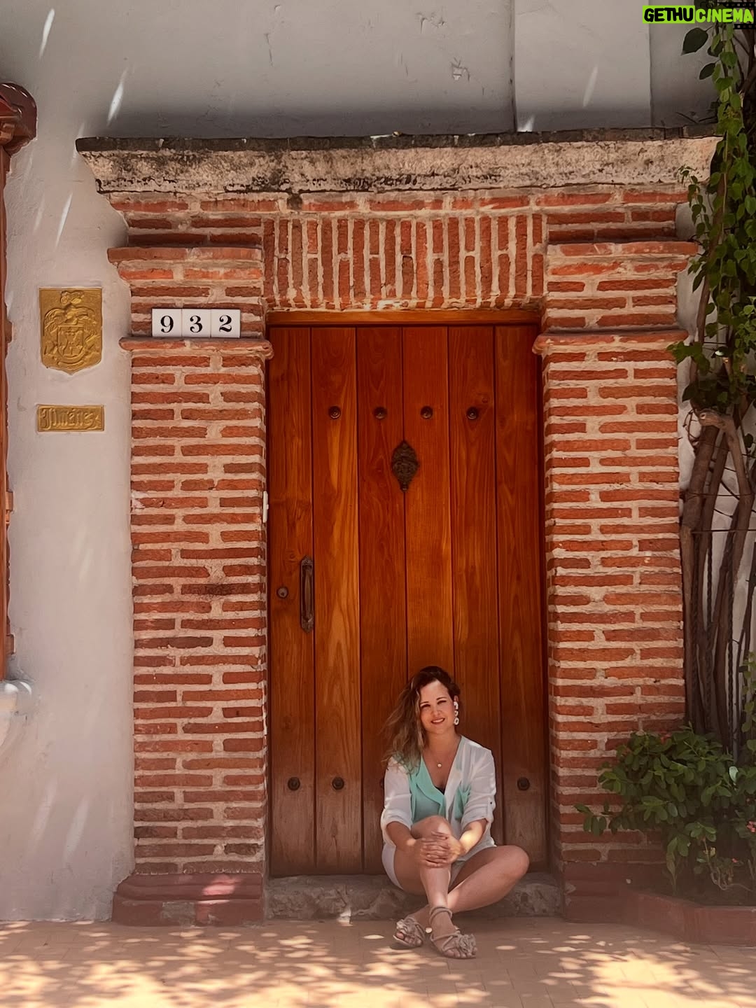 María Barreto - 7.9K Likes - Dejemos de decretar que somos mujeres guerreras. Aprendamos a vivir en la energía de la mujer amante, la mujer que ama y va con fuerza y empoderada por todo lo que desea. El universo es muy sabio y si decretamos ser guerreras entonces más y más luchas, más y más guerras llegarán.

Luchar por tener una pareja, luchar por conseguir un mejor empleo, luchar por mantenernos en equilibrio, luchar por salir de una enfermedad. Sigamos decretando más y más luchas y tendremos más y más experiencias que nos dejaran con las alas, con el alma y el corazón heridos. Seamos mujeres de luz que vibran en amor. 

El amor todo lo logra en paz, en armonia, en alegría, en la bella danza de la vida.

La mujer Guerrera carga con una pesada armadura en su cuerpo toda su vida, ¿como está tu espalda? ¿hay dolor? dolor en la espalda, dolor de cabeza, dolor y más dolor, la mujer amante, la mujer de luz recorre su vida con los brazos abiertos dispuesta a vivir experiencias de aprendizaje por medio del amor y la melena danzando con el viento por que se sabe viviendo en la frecuencia del amor.

Seamos mujeres fuertes, mujeres empoderadas, mujer de luz, mujeres de amor, pero no más mujeres guerreras. Por tí, por todas las mujeres, por el planeta que necesita transmutar de la guerra a La Paz. ❤️

Texto: Zuhari Mk, creadora del retiro “Mujer guerrera, Mujer amante”.