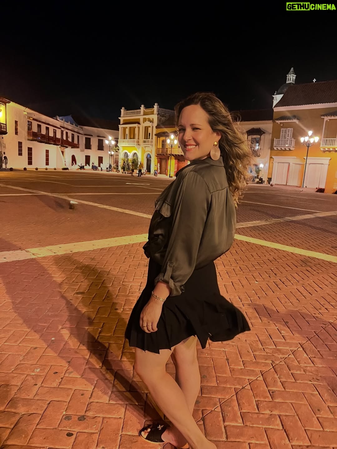 María Barreto - 7.9K Likes - Dejemos de decretar que somos mujeres guerreras. Aprendamos a vivir en la energía de la mujer amante, la mujer que ama y va con fuerza y empoderada por todo lo que desea. El universo es muy sabio y si decretamos ser guerreras entonces más y más luchas, más y más guerras llegarán.

Luchar por tener una pareja, luchar por conseguir un mejor empleo, luchar por mantenernos en equilibrio, luchar por salir de una enfermedad. Sigamos decretando más y más luchas y tendremos más y más experiencias que nos dejaran con las alas, con el alma y el corazón heridos. Seamos mujeres de luz que vibran en amor. 

El amor todo lo logra en paz, en armonia, en alegría, en la bella danza de la vida.

La mujer Guerrera carga con una pesada armadura en su cuerpo toda su vida, ¿como está tu espalda? ¿hay dolor? dolor en la espalda, dolor de cabeza, dolor y más dolor, la mujer amante, la mujer de luz recorre su vida con los brazos abiertos dispuesta a vivir experiencias de aprendizaje por medio del amor y la melena danzando con el viento por que se sabe viviendo en la frecuencia del amor.

Seamos mujeres fuertes, mujeres empoderadas, mujer de luz, mujeres de amor, pero no más mujeres guerreras. Por tí, por todas las mujeres, por el planeta que necesita transmutar de la guerra a La Paz. ❤️

Texto: Zuhari Mk, creadora del retiro “Mujer guerrera, Mujer amante”.