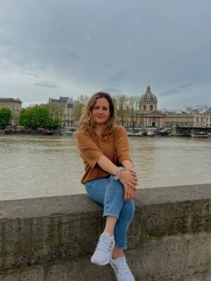 María Barreto Instagram - Dejemos de decretar que somos mujeres guerreras. Aprendamos a vivir en la energía de la mujer amante, la mujer que ama y va con fuerza y empoderada por todo lo que desea. El universo es muy sabio y si decretamos ser guerreras entonces más y más luchas, más y más guerras llegarán.
Luchar por tener una pareja, luchar por conseguir un mejor empleo, luchar por mantenernos en equilibrio, luchar por salir de una enfermedad. Sigamos decretando más y más luchas y tendremos más y más experiencias que nos dejaran con las alas, con el alma y el corazón heridos. Seamos mujeres de luz que vibran en amor.
El amor todo lo logra en paz, en armonia, en alegría, en la bella danza de la vida.
La mujer Guerrera carga con una pesada armadura en su cuerpo toda su vida, ¿como está tu espalda? ¿hay dolor? dolor en la espalda, dolor de cabeza, dolor y más dolor, la mujer amante, la mujer de luz recorre su vida con los brazos abiertos dispuesta a vivir experiencias de aprendizaje por medio del amor y la melena danzando con el viento por que se sabe viviendo en la frecuencia del amor.
Seamos mujeres fuertes, mujeres empoderadas, mujer de luz, mujeres de amor, pero no más mujeres guerreras. Por tí, por todas las mujeres, por el planeta que necesita transmutar de la guerra a La Paz. ❤️
Texto: Zuhari Mk, creadora del retiro “Mujer guerrera, Mujer amante”.