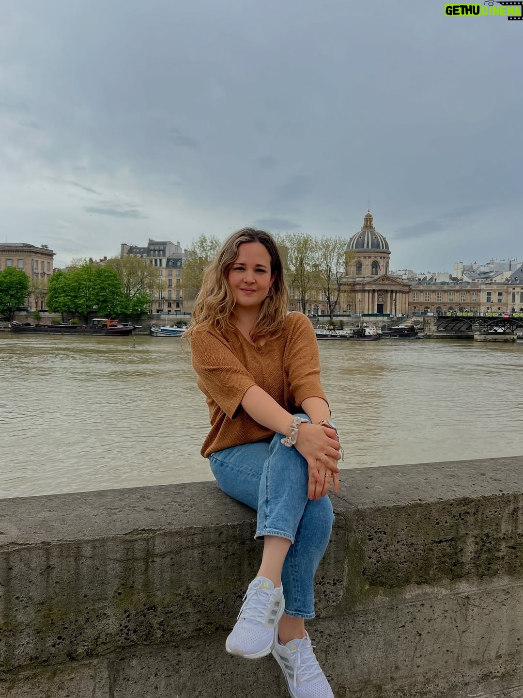 María Barreto - 7.9K Likes - Dejemos de decretar que somos mujeres guerreras. Aprendamos a vivir en la energía de la mujer amante, la mujer que ama y va con fuerza y empoderada por todo lo que desea. El universo es muy sabio y si decretamos ser guerreras entonces más y más luchas, más y más guerras llegarán.

Luchar por tener una pareja, luchar por conseguir un mejor empleo, luchar por mantenernos en equilibrio, luchar por salir de una enfermedad. Sigamos decretando más y más luchas y tendremos más y más experiencias que nos dejaran con las alas, con el alma y el corazón heridos. Seamos mujeres de luz que vibran en amor. 

El amor todo lo logra en paz, en armonia, en alegría, en la bella danza de la vida.

La mujer Guerrera carga con una pesada armadura en su cuerpo toda su vida, ¿como está tu espalda? ¿hay dolor? dolor en la espalda, dolor de cabeza, dolor y más dolor, la mujer amante, la mujer de luz recorre su vida con los brazos abiertos dispuesta a vivir experiencias de aprendizaje por medio del amor y la melena danzando con el viento por que se sabe viviendo en la frecuencia del amor.

Seamos mujeres fuertes, mujeres empoderadas, mujer de luz, mujeres de amor, pero no más mujeres guerreras. Por tí, por todas las mujeres, por el planeta que necesita transmutar de la guerra a La Paz. ❤️

Texto: Zuhari Mk, creadora del retiro “Mujer guerrera, Mujer amante”.