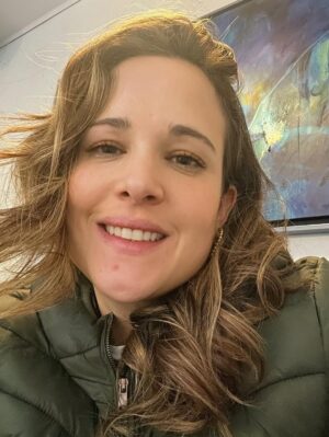 María Barreto Instagram - Dejemos de decretar que somos mujeres guerreras. Aprendamos a vivir en la energía de la mujer amante, la mujer que ama y va con fuerza y empoderada por todo lo que desea. El universo es muy sabio y si decretamos ser guerreras entonces más y más luchas, más y más guerras llegarán.
Luchar por tener una pareja, luchar por conseguir un mejor empleo, luchar por mantenernos en equilibrio, luchar por salir de una enfermedad. Sigamos decretando más y más luchas y tendremos más y más experiencias que nos dejaran con las alas, con el alma y el corazón heridos. Seamos mujeres de luz que vibran en amor.
El amor todo lo logra en paz, en armonia, en alegría, en la bella danza de la vida.
La mujer Guerrera carga con una pesada armadura en su cuerpo toda su vida, ¿como está tu espalda? ¿hay dolor? dolor en la espalda, dolor de cabeza, dolor y más dolor, la mujer amante, la mujer de luz recorre su vida con los brazos abiertos dispuesta a vivir experiencias de aprendizaje por medio del amor y la melena danzando con el viento por que se sabe viviendo en la frecuencia del amor.
Seamos mujeres fuertes, mujeres empoderadas, mujer de luz, mujeres de amor, pero no más mujeres guerreras. Por tí, por todas las mujeres, por el planeta que necesita transmutar de la guerra a La Paz. ❤️
Texto: Zuhari Mk, creadora del retiro “Mujer guerrera, Mujer amante”.