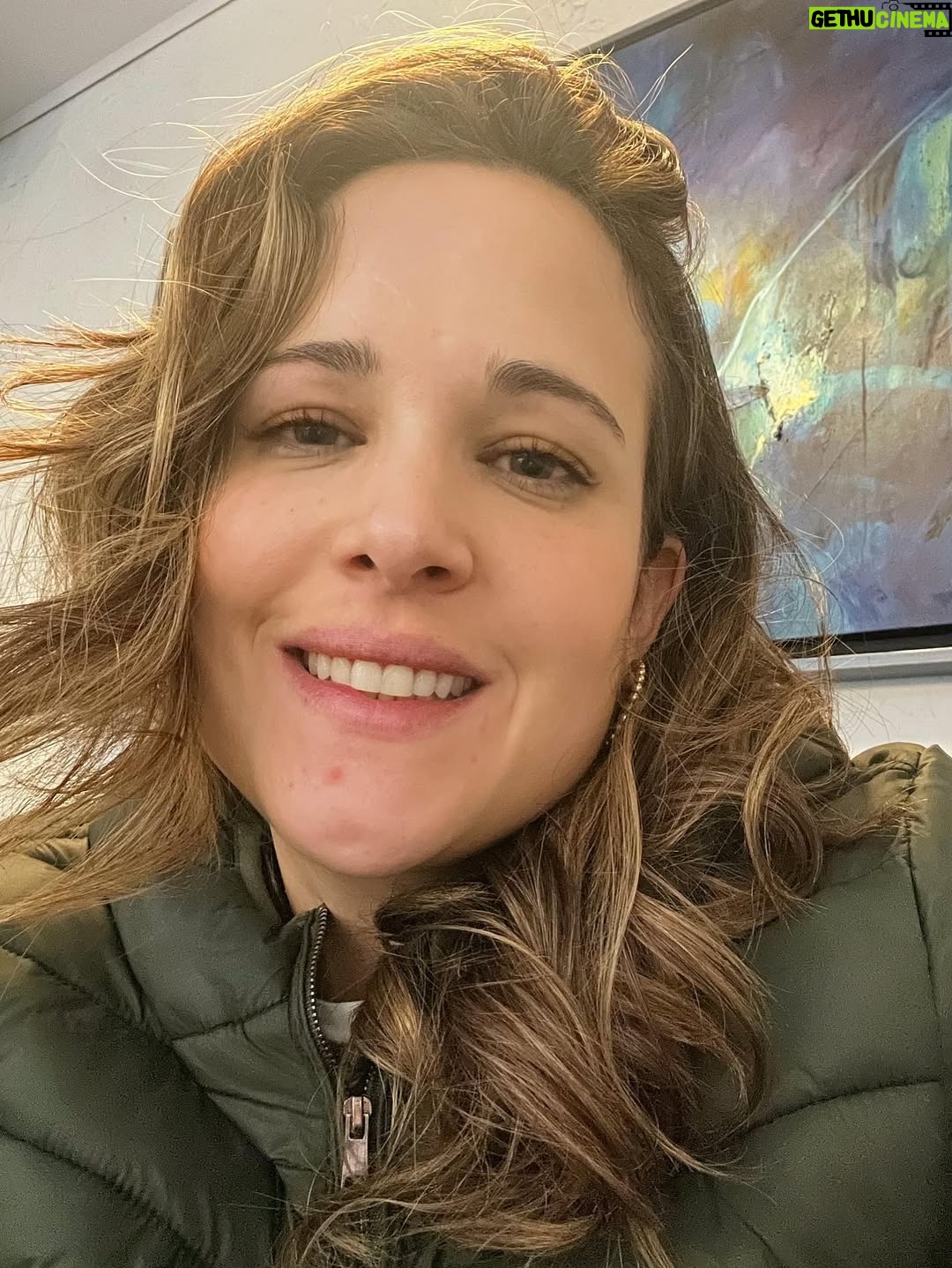 María Barreto - 7.9K Likes - Dejemos de decretar que somos mujeres guerreras. Aprendamos a vivir en la energía de la mujer amante, la mujer que ama y va con fuerza y empoderada por todo lo que desea. El universo es muy sabio y si decretamos ser guerreras entonces más y más luchas, más y más guerras llegarán.

Luchar por tener una pareja, luchar por conseguir un mejor empleo, luchar por mantenernos en equilibrio, luchar por salir de una enfermedad. Sigamos decretando más y más luchas y tendremos más y más experiencias que nos dejaran con las alas, con el alma y el corazón heridos. Seamos mujeres de luz que vibran en amor. 

El amor todo lo logra en paz, en armonia, en alegría, en la bella danza de la vida.

La mujer Guerrera carga con una pesada armadura en su cuerpo toda su vida, ¿como está tu espalda? ¿hay dolor? dolor en la espalda, dolor de cabeza, dolor y más dolor, la mujer amante, la mujer de luz recorre su vida con los brazos abiertos dispuesta a vivir experiencias de aprendizaje por medio del amor y la melena danzando con el viento por que se sabe viviendo en la frecuencia del amor.

Seamos mujeres fuertes, mujeres empoderadas, mujer de luz, mujeres de amor, pero no más mujeres guerreras. Por tí, por todas las mujeres, por el planeta que necesita transmutar de la guerra a La Paz. ❤️

Texto: Zuhari Mk, creadora del retiro “Mujer guerrera, Mujer amante”.