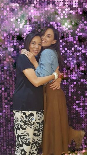 Mariam Al Khosht Instagram - اللي يعرفني يعرف ان امي بالنسبالي هي الحياة والدنيا كلها. هي اللي علمتني حب المسرح و التمثيل و السينما.. حب الغنا و المزيكا.. حب الباليه.. حب الكتب والقراءة..حب الحيوانات.. حتى حب الناس اتعلمته منها.
اول مرة عرفت اني باعرف اغني كنت باغني اغنية من فيلم ديزني مولان من كلماتها. اتعلقت بيها جدا و هي لسة بتكتبها لدرجة اني كنت باغنيها في الاوضة لوحدي ولما خلصت سمعت تسقيف.. اتدورت لاقيت اهلي واقفين بيسمعوني و بيسقفولي ♥️
عشان كده الفيديو ده هيفضل مهم جدا ليا.. اول مرة اغني في التليفزيون كان معاها.. اغنية فيلم الاميرة النائمة من كلماتها.
Mommy, I don’t just love you, I live you.
Happy mother’s day 🤍🤗