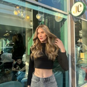 Mariam Habach Instagram - • La vida se trata de cambios •
Si bien es cierto, debemos siempre estar conformes con nosotros mismos para qué así fomentemos el amor propio. Ultimamente quería hacer algún cambio en mi cabello, el rubio que me acompañó durante años hacía en mi la conformidad más no el gusto. El 2024 desde que inició fue un año con mucha energía, @josephcherubini_ que es el encargado del cuidado de mi cabello desde hace dos años le pude compartir mi inconformidad con el rubio que tenía y solicitarle un cambio con mi color de cabello natural pero con un toque de luz. No tengo nada que decir, solo agradecer @josephcherubini_ no solo por tu talento, cariño y dedicación que con tus acciones demuestras día a día si no también por el equipo tan increíble que tienes.
Así recibiré los tan anhelado 28 años el 26 de Enero, buen comienzo y que buena edad.
New look by @josephcherubini_
Makeup @carolmakeup19