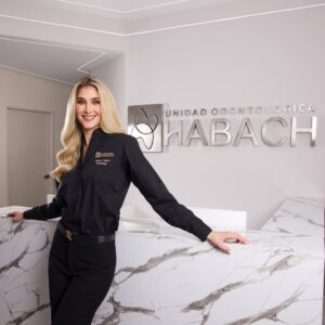 Mariam Habach Instagram - @uohabach
Ustedes ven el resultado final pero no se imaginan el trabajo qué hubo detrás de este increíble proyecto durante dos años. Primero, el apoyo incondicional de mis papás, trabajo en equipo al cien por ciento, reuniones, tomas de decisiones importantes, presupuestos por cantidad industriales, noches sin dormir por el miedo de empezar un proyecto e inseguridades que me agobiaban día y noche.
Soy creyente que lo que se hace con amor y con honradez siempre da buenos frutos, tuve un equipo de trabajo admirable que trabajo sin parar hasta lograr lo que la unidad es, por plasmar lo que tenia en mente y llevarlo a un espacio físico, amigos que cuando no creía en mi me dijeron “tú puedes” “confía en ti” y aquí estoy empezando un nuevo camino que con mucha responsabildiad he tomado la decisión de iniciar.
Tomar la decisión de iniciar un proyecto de esta índole y a su vez en un area tan delicada como la salud, sumándole la responsabilidad de estar como directora de una empresa que lleva mi apellido y tener múltiples especialistas dentro de la unidad, realmente una responsabilidad.
Así que nació mi primera empresa. Y con mucho cariño lo comparto con ustedes porque siempre han estado en cada paso que doy y este no iba a ser la excepción.
A partir del 23 de octubre la @uohabach abre las puertas al público, por esa cuenta estaré dando a conocer cuáles serán los servicios y quienes son los especialistas.
Sigue la cuenta @uohabach y entérate de más.
Todo este contenido es logrado por:
Fotografía @luisdmelendeez
Video @kaikuseproducciones
Maquillaje @armonqa
Estilismo @soydennydiaz
Y a todos quienes estuvieron tras cámara, gracias 🤍