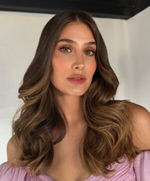 Mariam Habach Instagram - Lo que vivimos nos enseña más que lo que nos dicen.
La vida nos pone constantemente frente a experiencias que se convierten en nuestras maestras. No aprendemos a valorar la calma leyendo sobre ella, sino cuando la perdemos y la recuperamos. No entendemos lo que significa la paciencia hasta que la vida nos hace esperar. No sabemos lo que es soltar hasta que nos toca dejar ir.
Cada vivencia ya sea buena o dolorosa trae consigo un aprendizaje que ningún consejo podría enseñarnos. La experiencia es la forma que nos enseña lo que es realmente vivir 💘