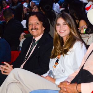Mariam Habach Instagram - Desde que soy profesional me ha costado mucho creérmelo, porque el ser profesional más allá de obtener un título y ponerlo en la pared con orgullo, es entender el valor y el impacto social que tiene la profesión.
Jamás imaginé cuán importante sería para mí las carreras que estudié, tampoco sabía lo ventajoso que sería.
Las estudié porque simplemente me parecían increíble como profesión y porque me sentía identificada. Si, me imaginé siento buena profesional porque amo lo que hago pero no imaginé lograr lo que he logrado en poco tiempo de graduada.
He estado en muchos escenarios, unas veces modelando, otras dando conferencias tradicionales, charlas pero estar en un escenario dando una conferencia en un congreso era algo que lo veía pero un poco lejos.
Me ha costado llegar aquí, me ha costado que crean en mi como profesional, me ha costado creer en mi.
Aquí estoy desbloqueando 🔓
Gracias a todos los que creen en mi, poco a poco confío más.