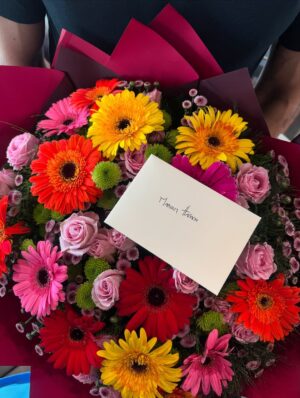 Mariam Habach Instagram - recap de julio
a veces me cuesta mucho publicar, tengo esos pensamientos introspectivos negativos que me limita hacerlo… pero aquí voy dándole a la contraria.
1- flores coloridas sin ninguna razón aparente para recibirlas.
2- tenía la necesidad de secarme el cabello, hacerme las uñas, tomarme el tiempo para arreglarme, sentirme linda y salir a cenar.
3. pelusa, mi Pomeranian miniatura que es un terremoto, no me deja un segundo. Aquí en mi cama mirándome porque me iba a acostar a las 8:30pm y ella quería jugar, yo no.
4- el mensaje de mi tutora con respecto a mi trabajo especial de grado de mi postgrado el día que defendí los primeros tres capítulos.
5- el día del niño después que hice labor social me fui a la represa en El Tocuyo y esta soy yo comiendo churros en el piso teniendo a mi papá a lado regañándome porque decía que ahí hace pipi la gente. Honestamente ni me preocupe, los churros estaban buenisimo.
6- tomarme fotos en el gym me motiva, pero cuando no estoy como quiero también me desmotivan.
7- margarita después de 22 años.
8- margarita y empanadas margariteñas… solo lo deseaba y muy importante la malta.
9-me gustaba como me había vestido.
10- sali como un tomate del gym, full body y casi quedo ahí. Entreno de lunes a viernes.
11- finalizando una jornada laboral en @uohabach
Unas que otras fotos…
¿Les gusta que les monte este tipo de post? ¿más fotos individuales? ¿O en mis stories?