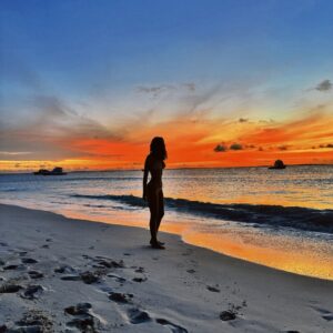 Mariam Habach Instagram - hay momentos que son simplemente maravillosos y estar en el mar es uno de esos ✨ pasen la foto y vean la maravilla de atardecer 🌆