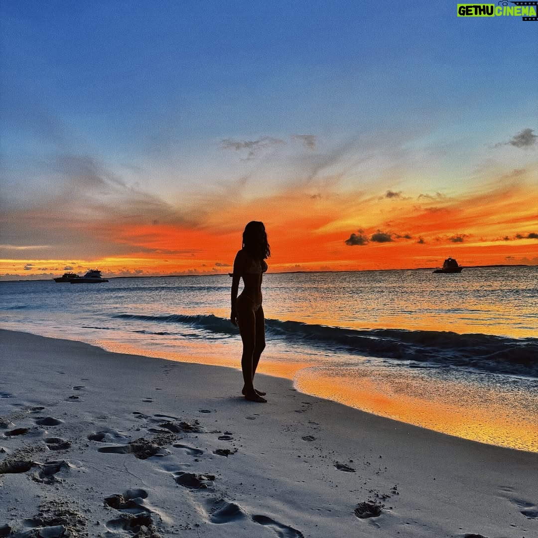 Mariam Habach - 23.3K Likes - hay momentos que son simplemente maravillosos y estar en el mar es uno de esos ✨ pasen la foto y vean la maravilla de atardecer 🌆