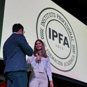 Mariam Habach Instagram - Desde que soy profesional me ha costado mucho creérmelo, porque el ser profesional más allá de obtener un título y ponerlo en la pared con orgullo, es entender el valor y el impacto social que tiene la profesión.
Jamás imaginé cuán importante sería para mí las carreras que estudié, tampoco sabía lo ventajoso que sería.
Las estudié porque simplemente me parecían increíble como profesión y porque me sentía identificada. Si, me imaginé siento buena profesional porque amo lo que hago pero no imaginé lograr lo que he logrado en poco tiempo de graduada.
He estado en muchos escenarios, unas veces modelando, otras dando conferencias tradicionales, charlas pero estar en un escenario dando una conferencia en un congreso era algo que lo veía pero un poco lejos.
Me ha costado llegar aquí, me ha costado que crean en mi como profesional, me ha costado creer en mi.
Aquí estoy desbloqueando 🔓
Gracias a todos los que creen en mi, poco a poco confío más.