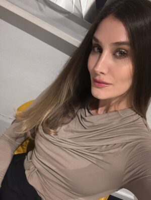Mariam Habach Instagram - recap de julio
a veces me cuesta mucho publicar, tengo esos pensamientos introspectivos negativos que me limita hacerlo… pero aquí voy dándole a la contraria.
1- flores coloridas sin ninguna razón aparente para recibirlas.
2- tenía la necesidad de secarme el cabello, hacerme las uñas, tomarme el tiempo para arreglarme, sentirme linda y salir a cenar.
3. pelusa, mi Pomeranian miniatura que es un terremoto, no me deja un segundo. Aquí en mi cama mirándome porque me iba a acostar a las 8:30pm y ella quería jugar, yo no.
4- el mensaje de mi tutora con respecto a mi trabajo especial de grado de mi postgrado el día que defendí los primeros tres capítulos.
5- el día del niño después que hice labor social me fui a la represa en El Tocuyo y esta soy yo comiendo churros en el piso teniendo a mi papá a lado regañándome porque decía que ahí hace pipi la gente. Honestamente ni me preocupe, los churros estaban buenisimo.
6- tomarme fotos en el gym me motiva, pero cuando no estoy como quiero también me desmotivan.
7- margarita después de 22 años.
8- margarita y empanadas margariteñas… solo lo deseaba y muy importante la malta.
9-me gustaba como me había vestido.
10- sali como un tomate del gym, full body y casi quedo ahí. Entreno de lunes a viernes.
11- finalizando una jornada laboral en @uohabach
Unas que otras fotos…
¿Les gusta que les monte este tipo de post? ¿más fotos individuales? ¿O en mis stories?