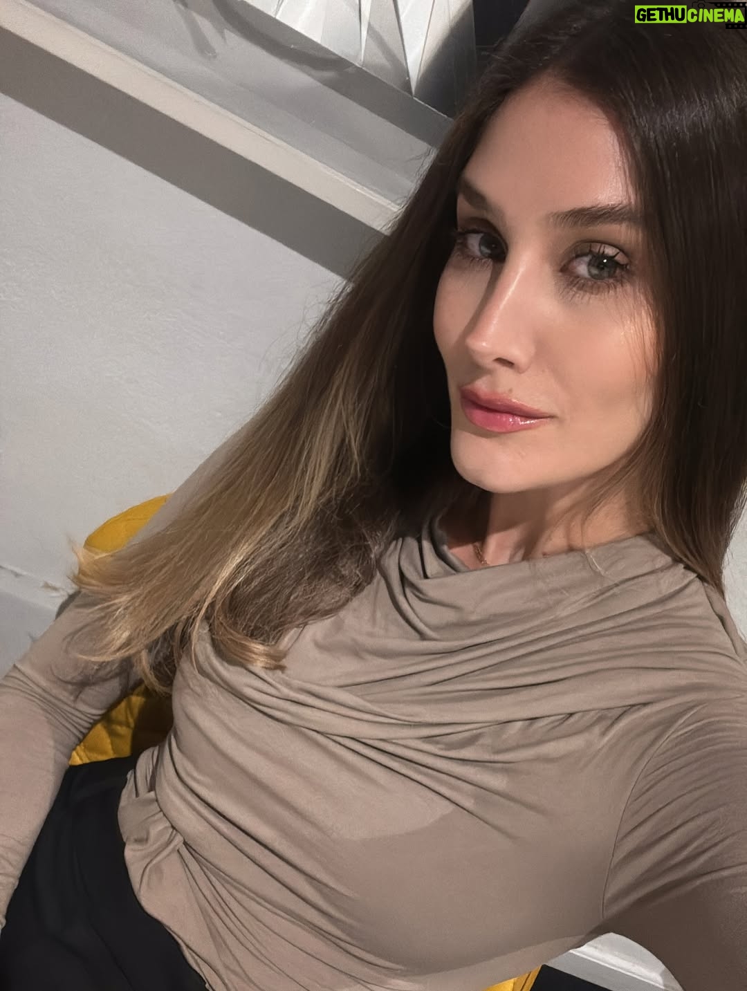 Mariam Habach - 18.7K Likes - recap de julio 
a veces me cuesta mucho publicar, tengo esos pensamientos introspectivos negativos que me limita hacerlo… pero aquí voy dándole a la contraria. 

1- flores coloridas sin ninguna razón aparente para recibirlas. 
2- tenía la necesidad de secarme el cabello, hacerme las uñas, tomarme el tiempo para arreglarme, sentirme linda y salir a cenar. 
3. pelusa, mi Pomeranian miniatura que es un terremoto, no me deja un segundo. Aquí en mi cama mirándome porque me iba a acostar a las 8:30pm y ella quería jugar, yo no.
4- el mensaje de mi tutora con respecto a mi trabajo especial de grado de mi postgrado el día que defendí los primeros tres capítulos.
5- el día del niño después que hice labor social me fui a la represa en El Tocuyo y esta soy yo comiendo churros en el piso teniendo a mi papá a lado regañándome porque decía que ahí hace pipi la gente. Honestamente ni me preocupe, los churros estaban buenisimo. 
6- tomarme fotos en el gym me motiva, pero cuando no estoy como quiero también me desmotivan.
7- margarita después de 22 años. 
8- margarita y empanadas margariteñas… solo lo deseaba y muy importante la malta.
9-me gustaba como me había vestido. 
10- sali como un tomate del gym, full body y casi quedo ahí. Entreno de lunes a viernes. 
11- finalizando una jornada laboral en @uohabach 

Unas que otras fotos… 
¿Les gusta que les monte este tipo de post? ¿más fotos individuales? ¿O en mis stories?
