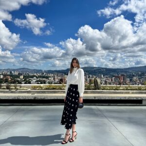 Mariam Habach Instagram - Hay experiencias que se vuelven oportunidades por el resto de tu vida y una de esas fue el Miss Venezuela para mí.
Han pasado nueve años y sigue siendo una oportunidad pero hoy desde otro tipo de responsabilidad, ser jurado del miss venezuela por primera vez es muy importante para mí porque es el resultado de mucho trabajo por años. Y como las oportunidades no paran, yo tampoco.