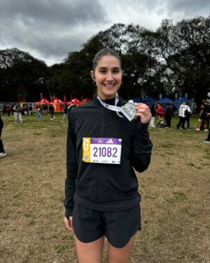Mariam Habach Instagram - la historia de buenos aires se cuenta diferente a lo vivido, inusual y llena de emoción.
más allá de una carrera de veintiún kilómetros en otro país que fue conocerla corriendo por sus calles emblemáticas, después de ocho meses corrí mi primera carrera internacional que fue toda una aventura, en este caso mi segundo medio maraton.
la carrera la vi por Instagram, investigue y me pareció increíble poderla correr, compré mi ticket de la carrera y dos semanas antes pasajes. Al principio dudé full en ir pero al final no podía dejar de perderme esta oportunidad que tenía para poderla vivir.
Tengo amigos viviendo en Argentina, así que fue ideal verlos y poder compartir después de tantos años.
A parte de correr y enamorarme, comí divino, me tomé después de la carrera un buen vino, comí demasiados alfajores, tuve buenas conversaciones y me vine de nuevo feliz.
Este viaje, jamás lo olvidaré.