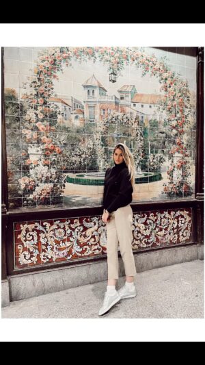 Mariam Habach Instagram - En pleno centro de madrid un joropo siempre sienta bien
@mariamhabach lleva el joropo en la venas, solo practicamos un par de veces y salió este maravilloso zapateo 👞👞
Del Tocuyo y Valle de la pascua para el mundo 🌎
Viva Venezuela !!!
#joropo
#joropoparaelmundo
#mariamhabach
#venezuela
#loveit❤️😍🇻🇪✌️👏