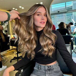 Mariam Habach Instagram - • La vida se trata de cambios •
Si bien es cierto, debemos siempre estar conformes con nosotros mismos para qué así fomentemos el amor propio. Ultimamente quería hacer algún cambio en mi cabello, el rubio que me acompañó durante años hacía en mi la conformidad más no el gusto. El 2024 desde que inició fue un año con mucha energía, @josephcherubini_ que es el encargado del cuidado de mi cabello desde hace dos años le pude compartir mi inconformidad con el rubio que tenía y solicitarle un cambio con mi color de cabello natural pero con un toque de luz. No tengo nada que decir, solo agradecer @josephcherubini_ no solo por tu talento, cariño y dedicación que con tus acciones demuestras día a día si no también por el equipo tan increíble que tienes.
Así recibiré los tan anhelado 28 años el 26 de Enero, buen comienzo y que buena edad.
New look by @josephcherubini_
Makeup @carolmakeup19