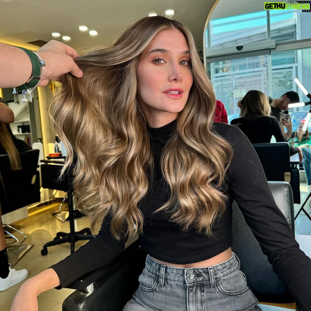 Mariam Habach - 63.7K Likes - • La vida se trata de cambios •
Si bien es cierto, debemos siempre estar conformes con nosotros mismos para qué así fomentemos el amor propio. Ultimamente quería hacer algún cambio en mi cabello, el rubio que me acompañó durante años hacía en mi la conformidad más no el gusto. El 2024 desde que inició fue un año con mucha energía, @josephcherubini_ que es el encargado del cuidado de mi cabello desde hace dos años le pude compartir mi inconformidad con el rubio que tenía y solicitarle un cambio con mi color de cabello natural pero con un toque de luz. No tengo nada que decir, solo agradecer @josephcherubini_ no solo por tu talento, cariño y dedicación que con tus acciones demuestras día a día si no también por el equipo tan increíble que tienes. 
Así recibiré los tan anhelado 28 años el 26 de Enero, buen comienzo y que buena edad.

New look by @josephcherubini_ 
Makeup @carolmakeup19