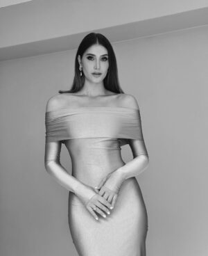 Mariam Habach Instagram - La vida es un lienzo; pinta con los colores de tu autenticidad y deja que el entusiasmo guíe tus trazos.
dress by @gionelandgiovanni